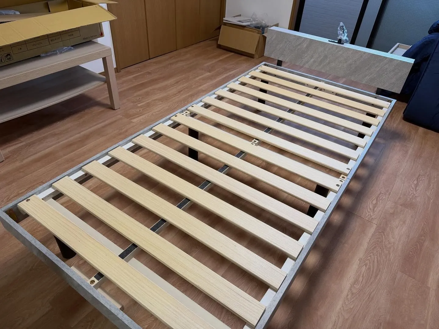 ベッドフレーム組立て！