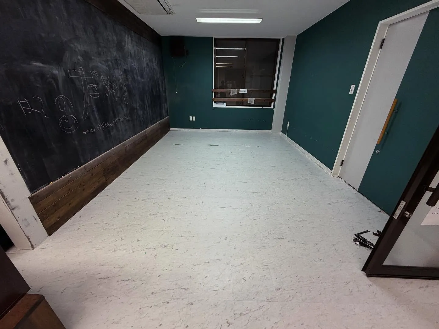 タイルカーペットの貼り付け！