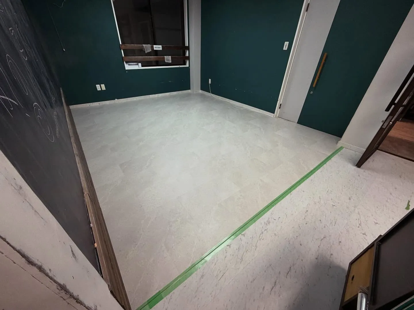 タイルカーペットの貼り付け！